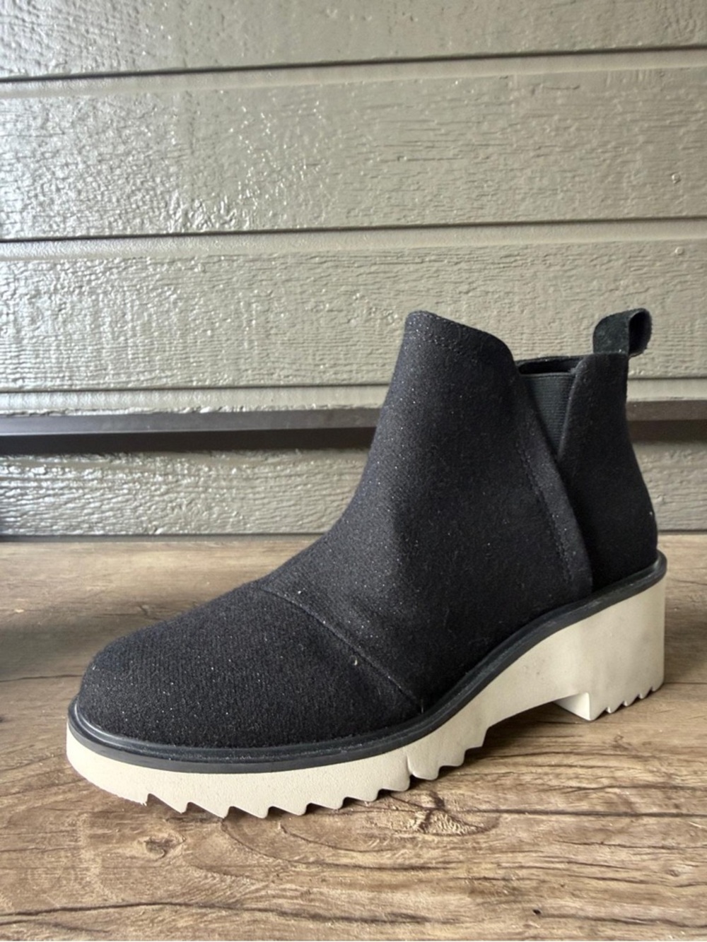 Toms Women’s Maude Black Wedge Ankle Booties with Cream Platform Sole. Size 8